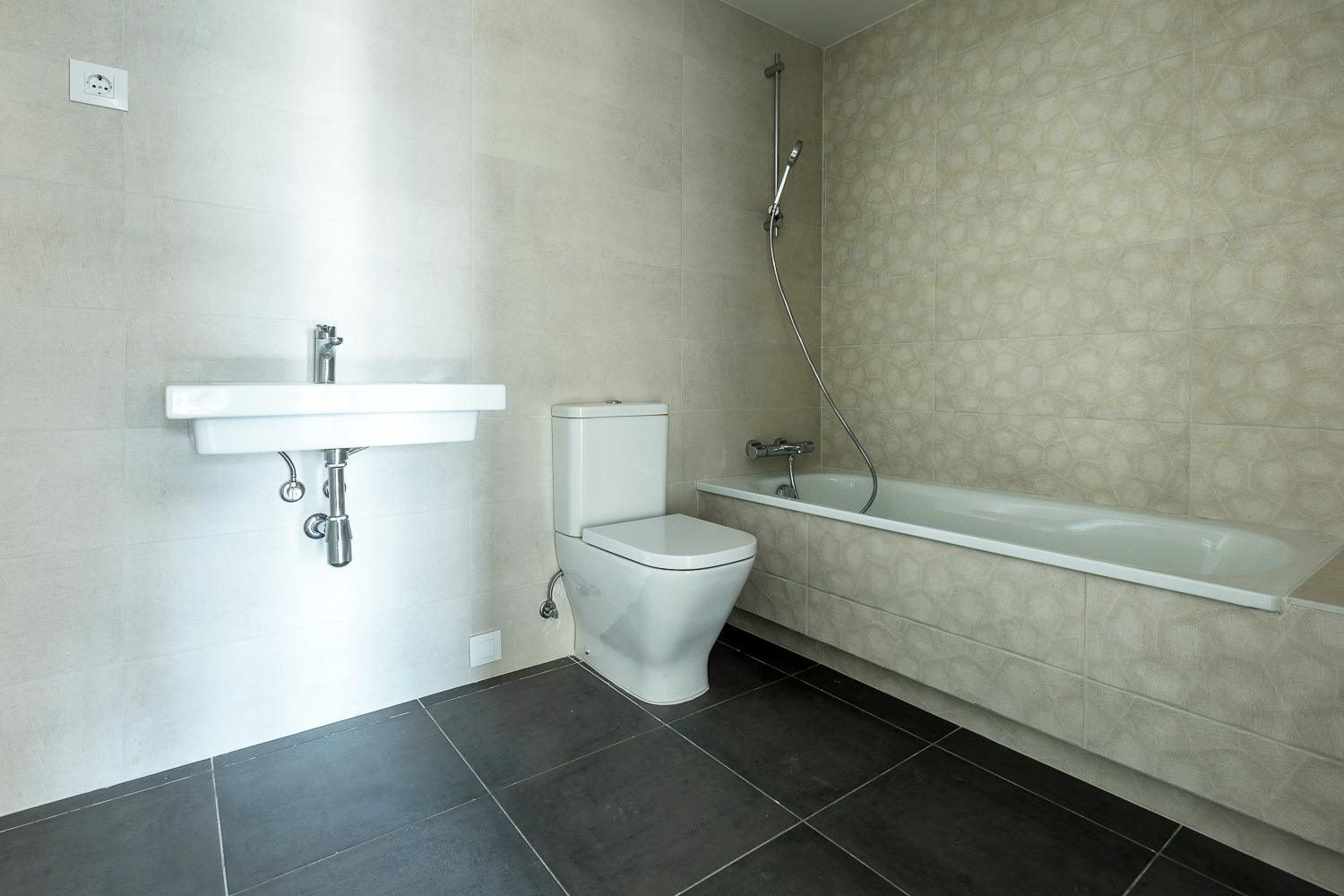2BR High-Floor Apartment – Neinor Homes — Plaza Europa 38 Homes